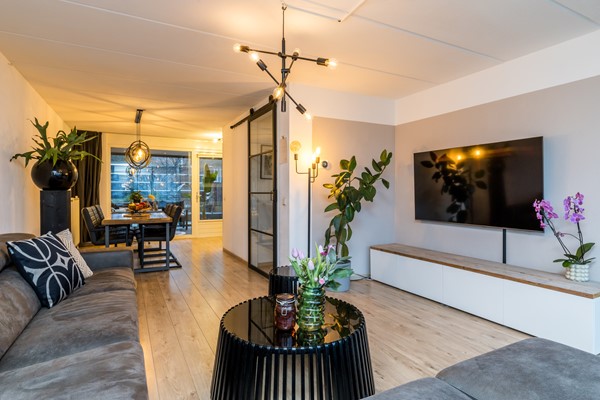 Foto - Te koop: Moderne instapklare drive-inwoning met garage, 3 slaapkamers, balkon met prachtig uitzicht en geheel bestraatte onderhoudsvriendelijke tuin met tuinkamer gelegen aan de rand van Heerlen.